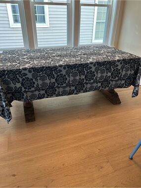 Floral Jacquard Tablecloth in Black and Gray